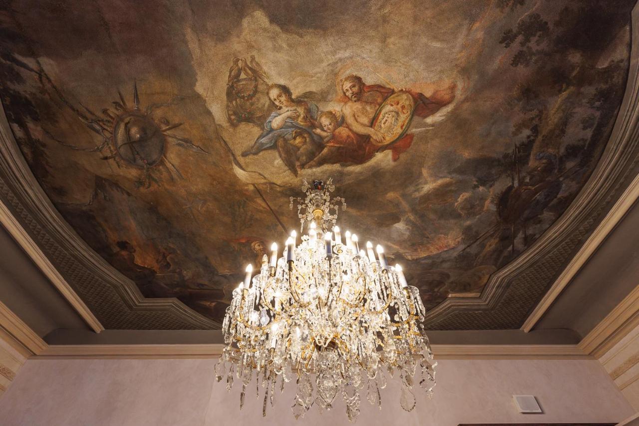 Готель H15 Luxury Palace - Destigo